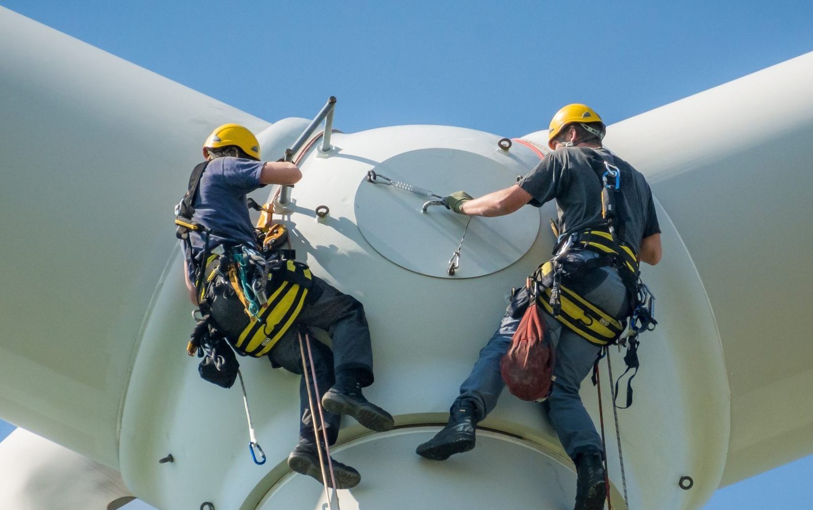 Inspection,Engineers,Preparing,To,Rappel,Down,A,Rotor,Blade,Of
